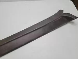 87-90 Nissan Sentra interior RH borde de moldeo ventana lateral marrón plástico FABRICANTE DE EQUIPOS ORIGINALES 76911 - Imagen 1 de 14