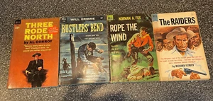 4 WESTERN PAPERBACKS , early 60's & 50's - Foto 1 di 6
