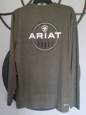Ariat Men's Charger Roundabout Long Sleeve Tee, Brine Olive - 10046422 Foto 1 de 2