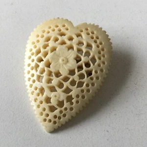 Vintage Early Plastic Carved Brooch. Heart Shape. Pretty Gift. 1940s? Cream. - Picture 1 of 5