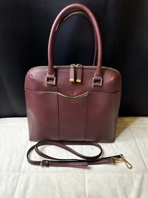 Bolso Cartera Calvin Klein “On My Corner” Cuero Saffiano Granate con Ajustable Correa Foto 1 de 4