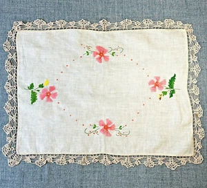 Asciugamano da tè vintage ricamato a mano rosa floreale bordo all'uncinetto cottage Grannycore 23x18 - Foto 1 di 11