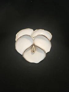Vintage Hobe Gold Tone Leaf Enameled White Brooch Pin Signed - Picture 1 of 6