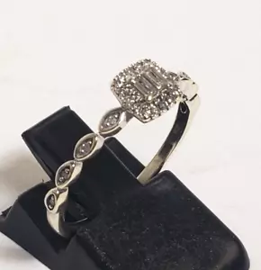 LOVELY 10k WHITE GOLD 1/8 CT TW EMERALD & ROUND CUT DIAMOND PROMISE RING SIZE 7 - Picture 1 of 19