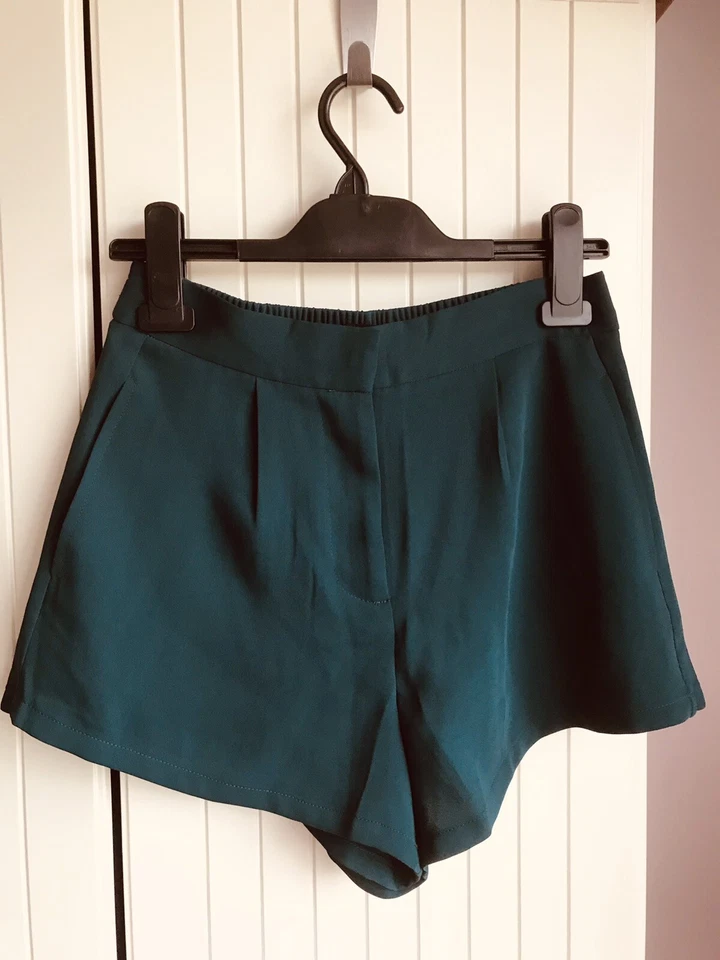 Forever 21 Deep Green Ladies Shorts With Pockets Size S - Image 1 of 4