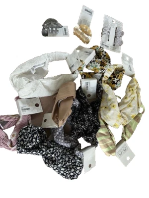 Forever 21 Lote (9) Bandas para el Cabello de Tela Anudada Nuevas con Etiquetas 3 Tarjetas de Clips de Mariposa Foto 1 de 4