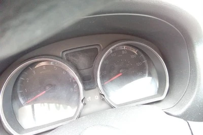 Versa OE 2014 velocímetro calibre clúster 82 k millas Nissan Foto 1 de 4