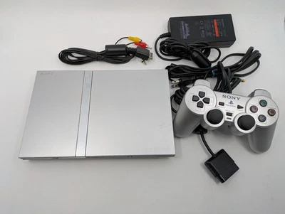 Console Sony PS2 Slim prata SCPH-77000 NTSC-J testado funcionando com controle - Imagem 1 de 4