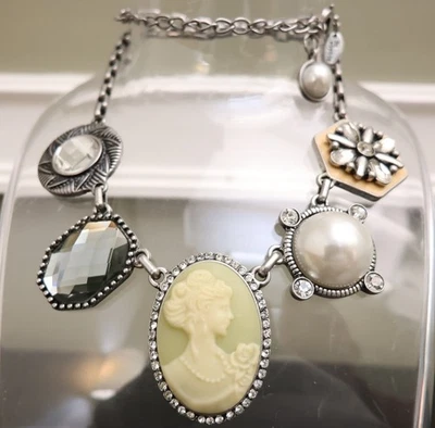 Collar Lia Sophia Nostalgia camafeo floral estaciones firmado tono plateado ajustable Foto 1 de 4