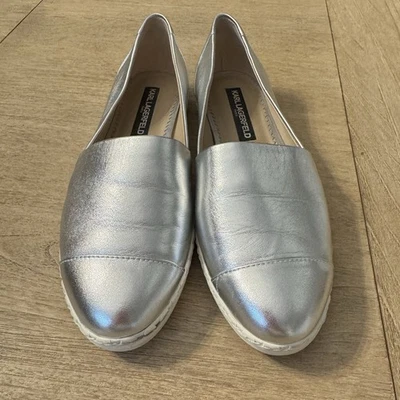 Alpargata Karl Lagerfeld Paris Chespie de cuero plateado sin cordones talla 7 Foto 1 de 4