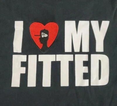 Рубашка мужская New Era I Heart My Fitting Hat 2XL черная вышитая кепка футболка для взрослых A42 - Изображение 1 из 4