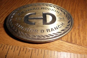Hebilla de cinturón de rancho 1994 vintage Dynabuckle Anchor D Richard Robbins latón - Imagen 1 de 3