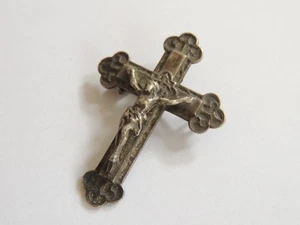 Belle broche ancienne Christ en croix en métal, religion dévotion  - Picture 1 of 2