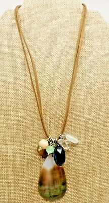 A3) Collar de madreperla, piedra lunar y cristal de Lia Sophia Foto 1 de 4