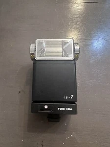 TOSHIBA ES-7 SWIVEL ELECTRONIC FLASH NOT TESTED FOR PARTS - Picture 1 of 9