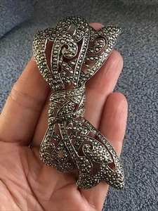 Broche lazo vintage de marcasita cinta grande negro tono plata imitación marcasita - Imagen 1 de 6