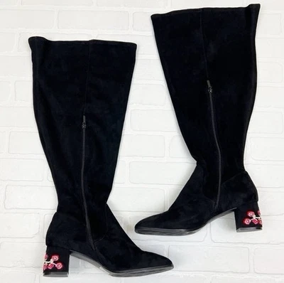 Botas Sobre la Rodilla 9w Bordadas Tacones NEGRAS GAMUZA Lane Bryant Estilo de Equitación Foto 1 de 4