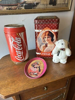 Lote 4 lata de Coca-Cola banco moeda lata mulher caixa bandeja pelúcia urso ártico - Imagem 1 de 4