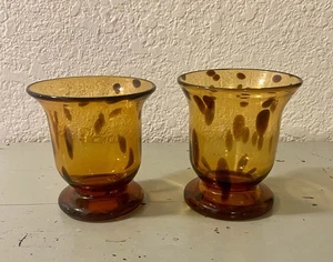 Set aus 2 gesprenkelten mundgeblasenen Glas Kerzenhaltern in erdigen Bernsteintönen 4 1/2" hoch - Bild 1 von 8