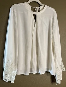 UMGEE White Long Flutter Eyelet Sleeve Blouse Women’s size Medium - Picture 1 of 7