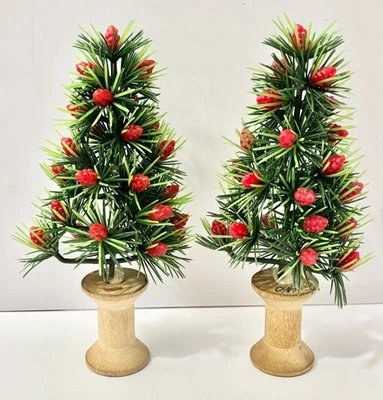 Árboles de bayas topiarias de follaje verde artificial de colección con bases de carrete de madera Foto 1 de 4