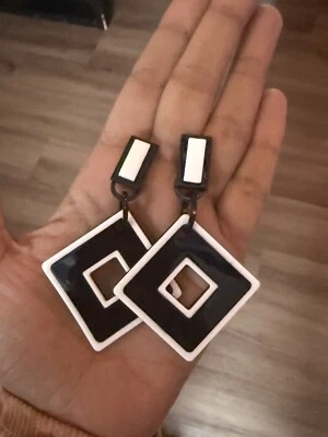 Pendientes grandes de acrílico negro abstracto llamativo pendiente grande blanco y negro Foto 1 de 4