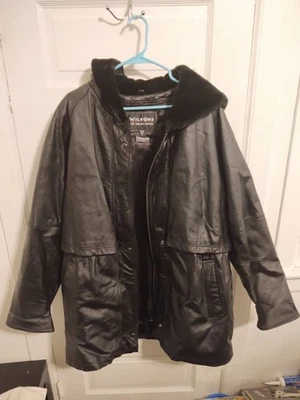 Abrigo chaqueta Wilson de cuero para mujer negro con capucha de piel sintética talla XL - USADO EN EXCELENTE ESTADO Foto 1 de 4