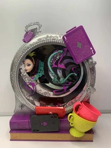 Ever After High Way Too Wonderland High e Raven Queen Playset - Foto 1 di 14