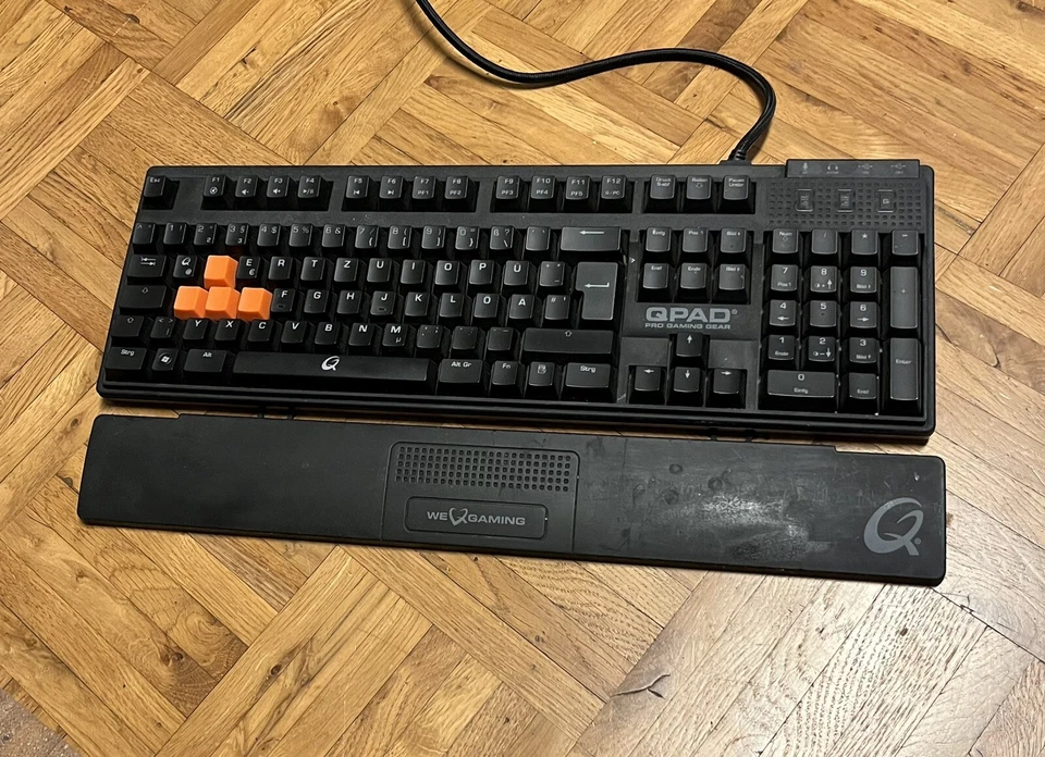 Qpad Mk 90 Mechanische High End Tastatur  Leuchtet rot - Bild 1 von 3