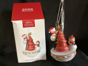2025 Hallmark Andenken Ornament Club "Winter Garten Party" - Bild 1 von 2