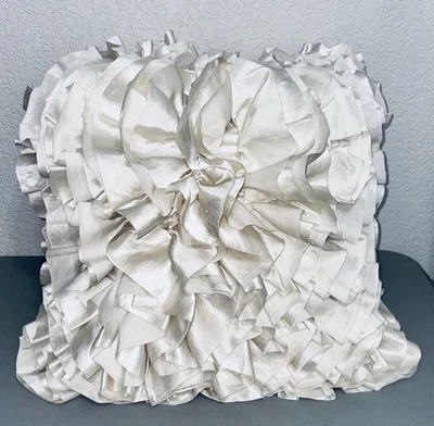 Juego de 2 almohadas decorativas de satén con volantes marfil Foto 1 de 3