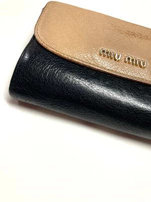 CARTERA DE CUERO CON CREMALLERA COLOR CONTRASTE LOGO METAL MIU MIU VINTAGE ITALIA NEGRO ROSA Foto 1 de 4