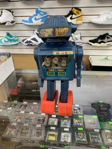 Vintage 1970s ILLCO Mighty Action Robot - Classic Japanese-Style Battery Operated - Bild 1 von 6