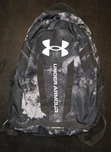 Mochila Under Armour Hustle 5.0 Camuflada Gris Negra Usada - Imagen 1 de 4