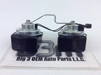 2014 - 2017 Chevrolet Silverado Tahoe GMC Sierra Yukon Dual Horn OEM 84566359 - Image 1 of 4