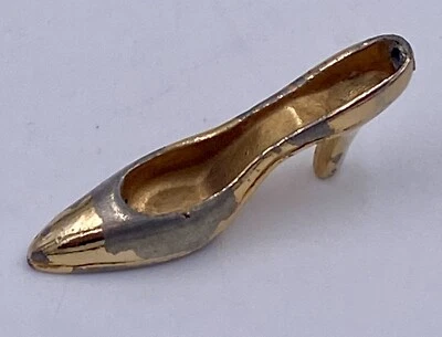 Colgante de zapato vintage de metal Selby - dorado con letras rojas - 2" de largo Foto 1 de 4