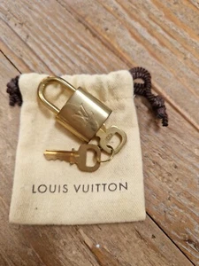 Original Louis Vuitton Vorhängeschloss & Schlüssel mit Staubbeutel - Bild 1 von 2