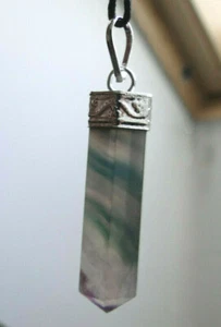 Pendentif pointe polie FLUORINE /FLUORITE 3 cm + cordon photo prise à la lumiére - Imagen 1 de 1