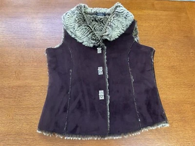 Chaleco de gamuza sintética Lisa International con interior de piel sintética ~ Petite M ~ Botones giratorios Foto 1 de 4