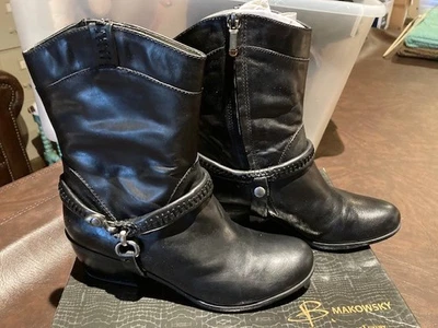 BOTAS DE CUERO MAKOWSKY CON ARNÉS EXTRAÍBLE NEGRAS TALLA 8.5 MEDIANAS NUEVAS EN CAJA Foto 1 de 3