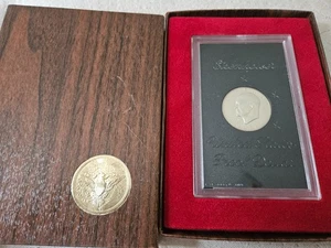 Dólar Eisenhower 1971-S de plata recubierto como nuevo prueba en el gobierno Caja marrón - Imagen 1 de 2