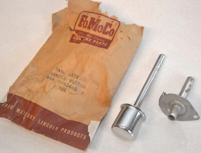 Nuevo de Lote Antiguo Ford Ranchero 1959 Puerta Trasera Manija Botón y Pin con Retenedor de Montaje, Fabricante de Equipo Original Foto 1 de 4