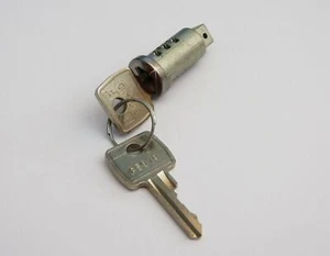 Triumph TR6, TR250 & Jaguar Mk2 Boot Lock New Barrel + Key Assembly, 518102 - Picture 1 of 2