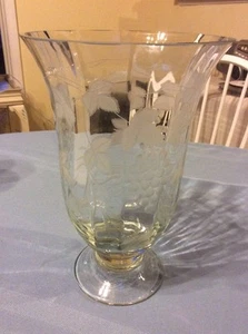 VINTAGE VASE CUT AND ETCHED GLASS 10"X 7" - Picture 1 of 5