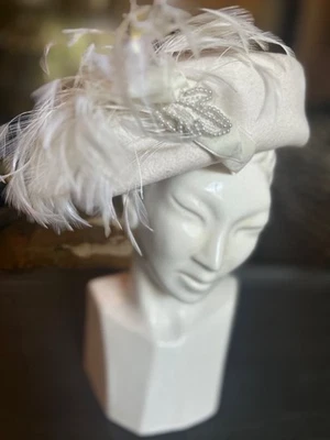 Pastillero de plumas fascinadoras blancas glamurosas años 50 100 % lana sombrero derby con detalles de perlas Foto 1 de 4