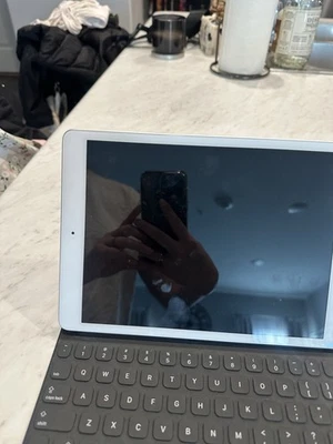 Funda con teclado y iPad 7ª generación 32G  Foto 1 de 4