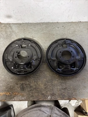 Par de placas de respaldo de tambor de freno trasero Mopar 11" 8 3/4 DANA 11 Clean Show Dodge Foto 1 de 4