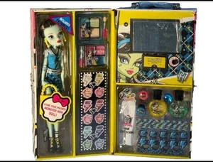 Estuche de Maquillaje Monster High y Muñeca Frankie Brillo de Labios Esmaltes de Uñas Espejo Iluminado - Imagen 1 de 3