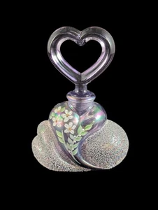 Botella de perfume de vidrio artístico iridiscente amatista Fenton con tapón cardíaco, firmada - Imagen 1 de 6