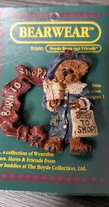 DE COLECCIÓN NOS Boyds Bears Bearwear NACIDO PARA COMPRAR Corona Redonda Chaqueta Sombrero Solapa Prendedor - Imagen 1 de 3